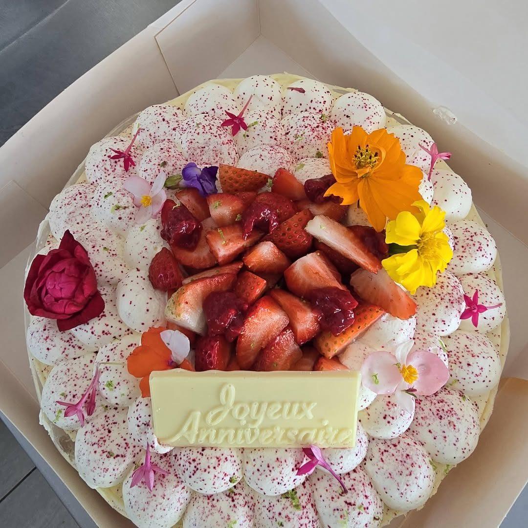 Gâteau d'anniversaire aux fraises et fleurs comestibles