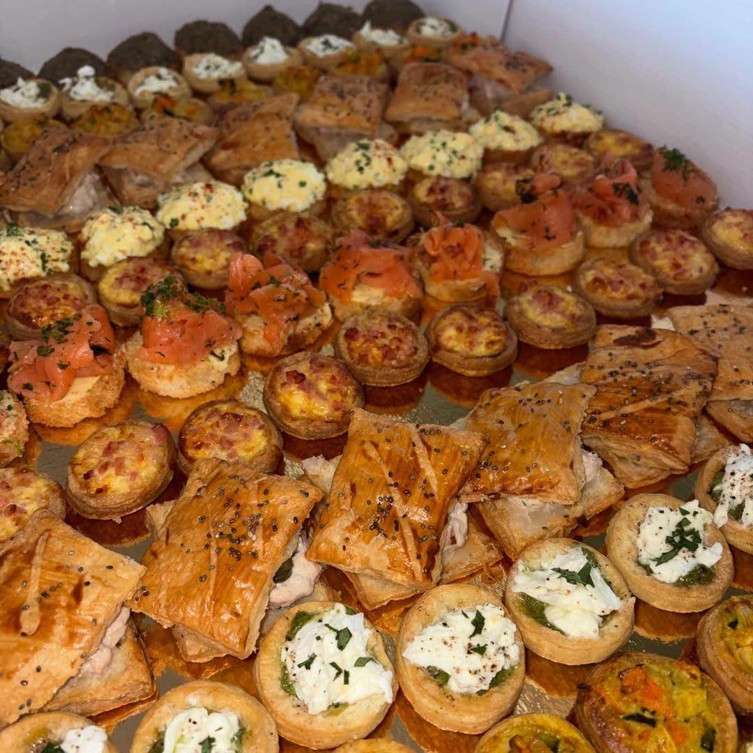 Plateau de bouchées salées : quiches et feuilletés au saumon